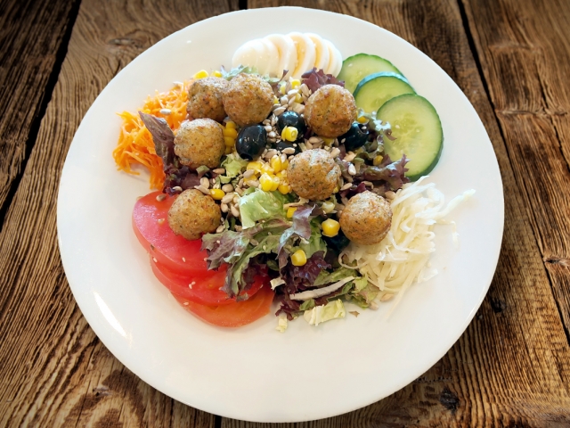 Foto Salatteller mit Falafel