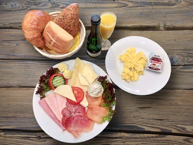 Foto Himmlisches Frühstück für 2 Personen, Käse&Wurst mit Rührei
