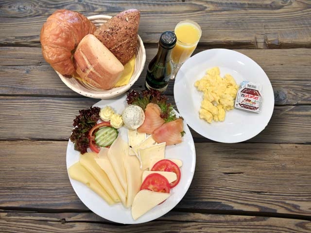 Foto Himmlisches Frühstück für 2 Personen, Käse mit Rührei