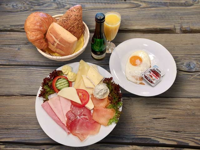 Foto Himmlisches Frühstück für 2 Personen, Käse&Wurst mit Spiegelei