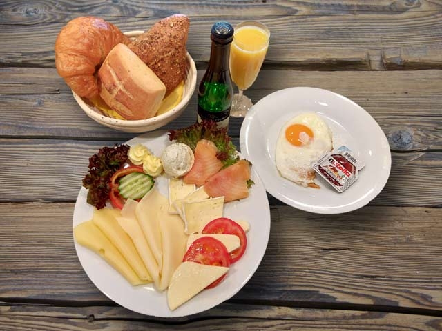 Foto Himmlisches Frühstück für 2 Personen, Käse mit Spiegelei