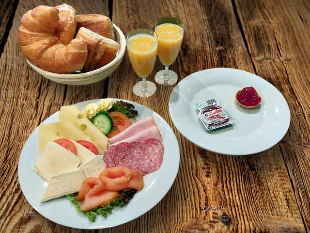 Foto Feiertagsfrühstück mit Käse und Wurst für 2 Personen